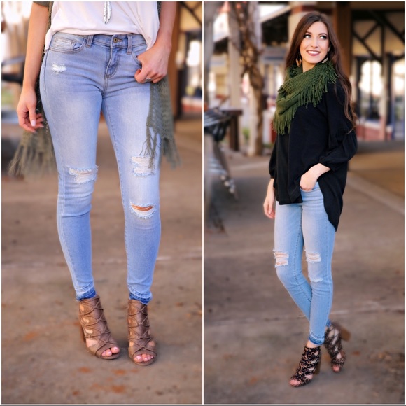 ✨LAST ONE✨Light Wash Distressed Skinny Jeans - Picture 2 of 2